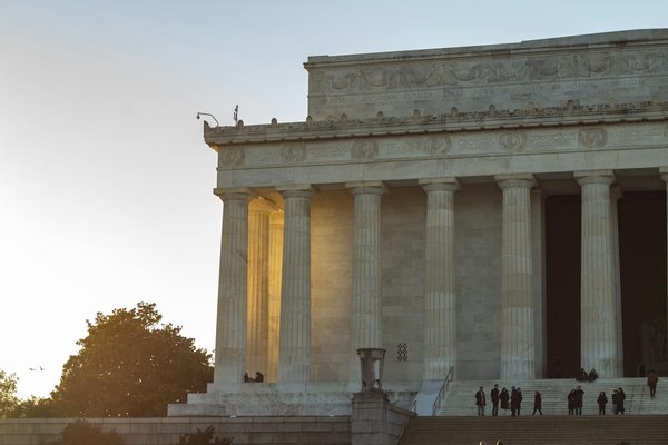 Quels conseils pour bien communiquer avec les hôtes lors de la réservation d'un logement ?